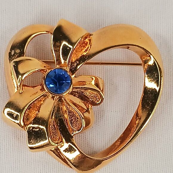 AVON Vintage Stamped Brooch Pin Large Goldtone Heart Sapphire - Picture 2 of 7